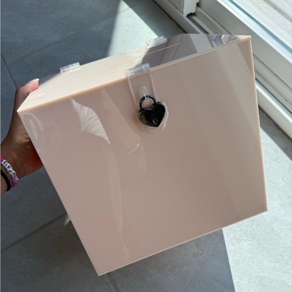 BRAND NEW: Acrylic card box with heart lock and keys - Picture 1 of 9